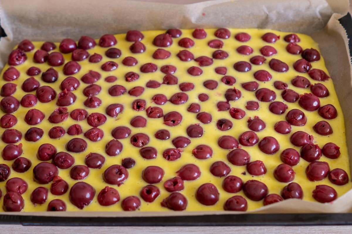 Kirschkuchen Thermomix®: Ölteig, 30 Min, saftig 9 kirschkuchen teig mit kirschen auf backblech