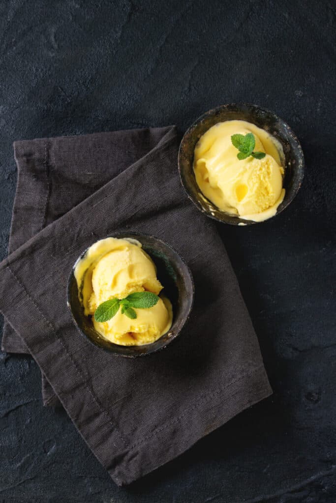 Für dieses vegane Mango Kokos Eis brauchst du keine Eismaschine