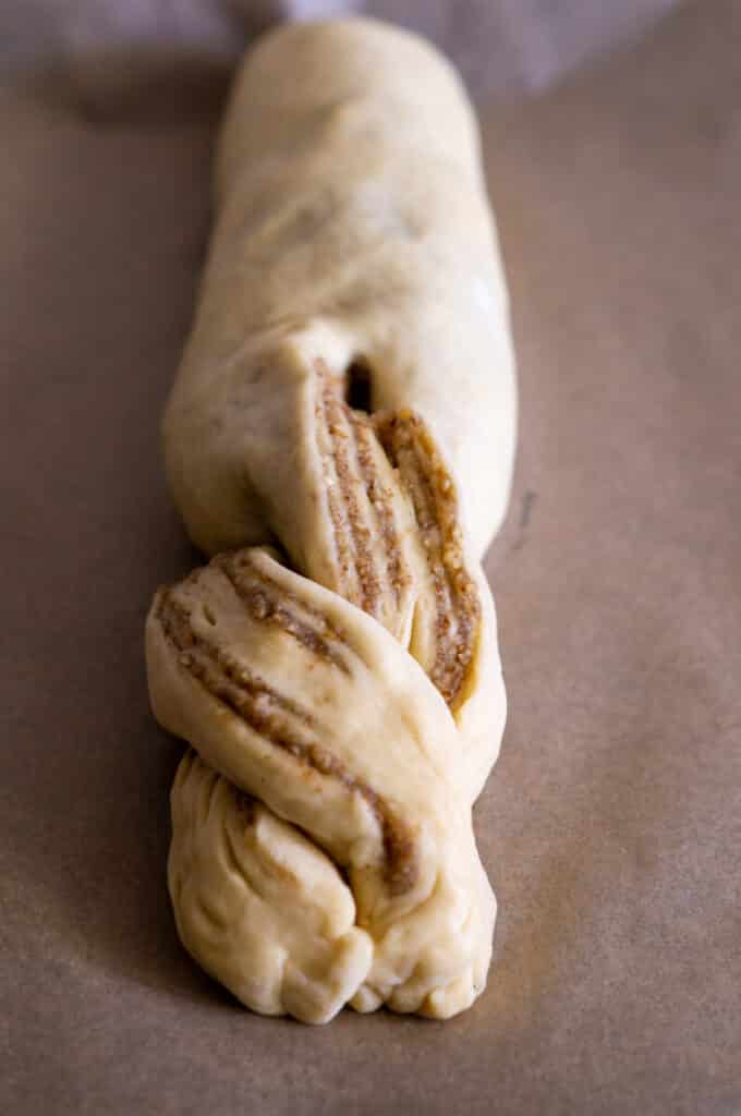 Nusszopf Thermomix® (16 Stücke, Hefeteig, 145 Min) 11 nusszopf aufgerollt erste haelfte geschlungen