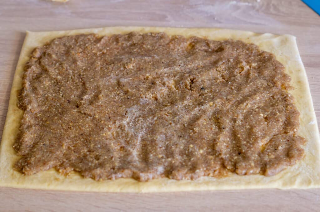 Nusszopf Thermomix® (16 Stücke, Hefeteig, 145 Min) 10 nusszopf teig ausgerollt nussmasse verteilen