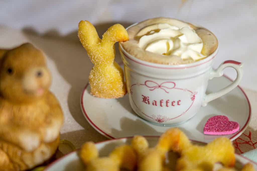 Quark-Öl-Osterhasen mit Cappuccino