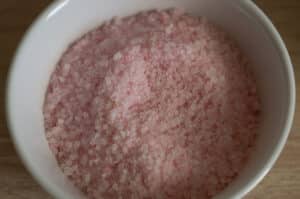Rosa Lebensmittelfarbe und Salz im Mixtopf