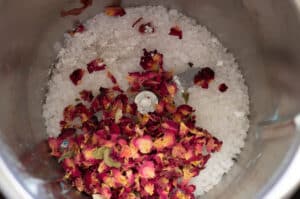 Salz und Rosenblüten im Mixtopf