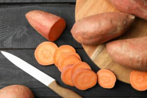 Süßkartoffeln schneiden