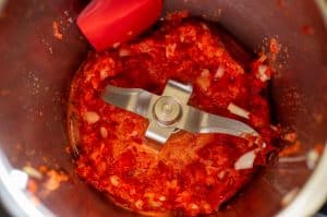 Zwiebeln und Paprika im Thermomix hacken