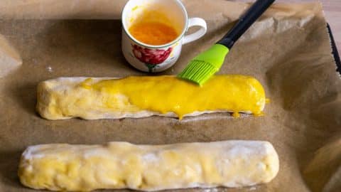 Cantuccini mit Ei- und Zuckermischung bestreuen