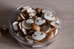 Champignons putzen und schneiden