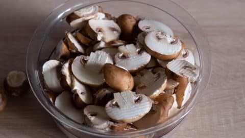 Champignons putzen und schneiden