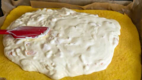 Creme über dem Kuchen verteilen