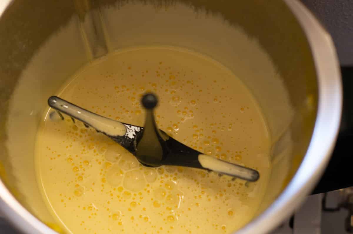 Saftiger Pfirsichkuchen aus dem Thermomix® 5 Eier schaumig rühren im Thermomix®