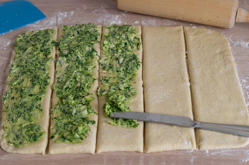 Knoblauch-Faltenbrot Thermomix®: Schicht für Schicht 7 faltenbrot teig ausrollen bestreichen