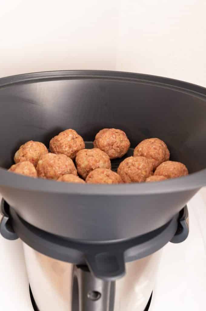 Königsberger Klopse Thermomix: Drei Ebenen, ein Topf 15 hackbaellchen im varoma daempfen