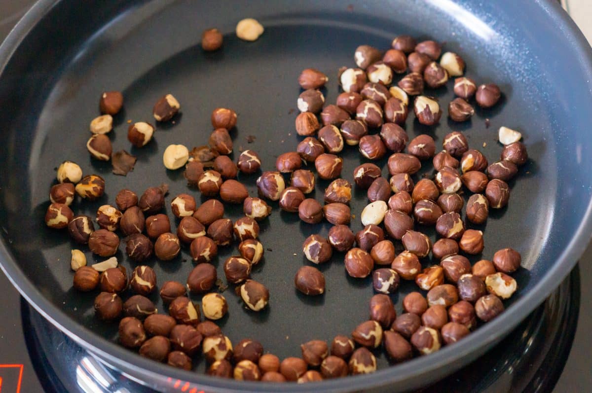 Heiße Haselnuss-Schokolade aus dem Thermomix® 3 Haselnüsse in der Pfanne anrösten