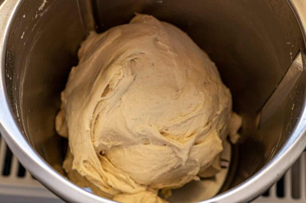 Kräuter-Faltenbrot Thermomix®: aufrecht in der Form 4 hefeteig im thermomix