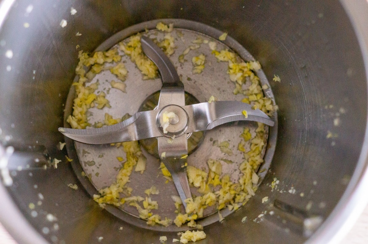 Gemüseplatte mit Reis und Kräutersoße aus dem Thermomix® 5 knoblauch ingwer hacken
