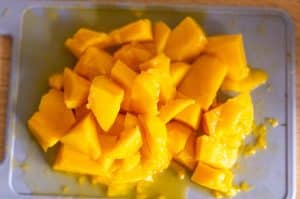 Mango in Stücke schneiden
