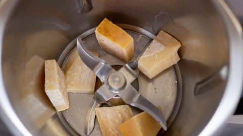 Parmesan reiben im Thermomix