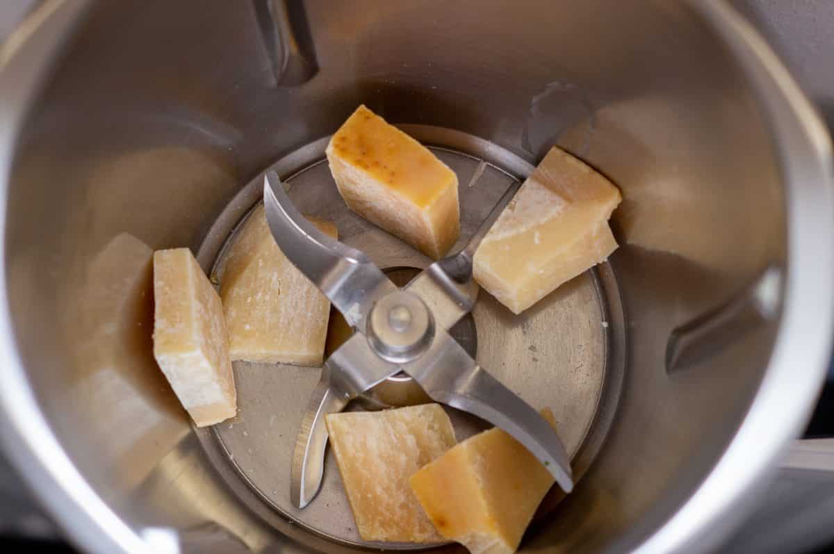 Mac and Cheese aus dem Thermomix® – 2 großartige Rezepte 2 Parmesan reiben im Thermomix