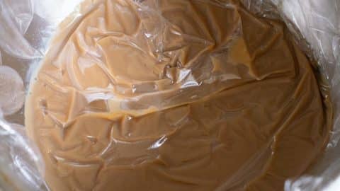 Pudding mit Frischaltefolie abkühlen lassen