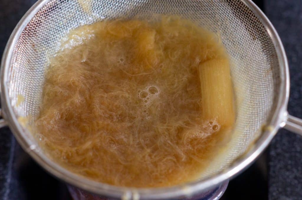 Rhabarber-Vanille-Likör aus dem Thermomix® 7 rhabarber durch sieb streichen