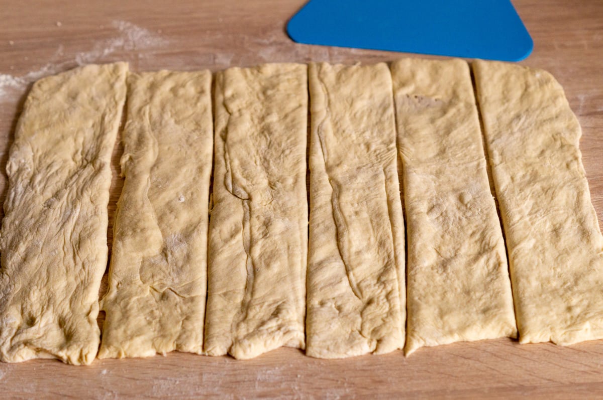 Bärlauch-Brötchen aus dem Thermomix® 9 teig ausrollen und schneiden