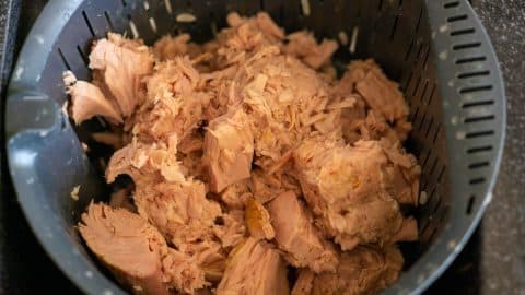 Thunfisch im Garkörbchen abtropfen lassen