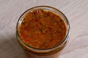 Tomatenpesto im Glas abfüllen