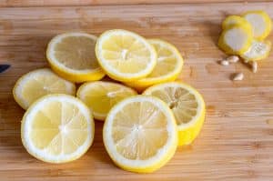 Zitronen schneiden und entkernen