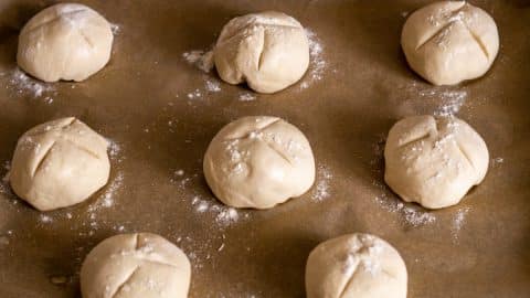 Blitz-Brötchen schleifen und einschneiden