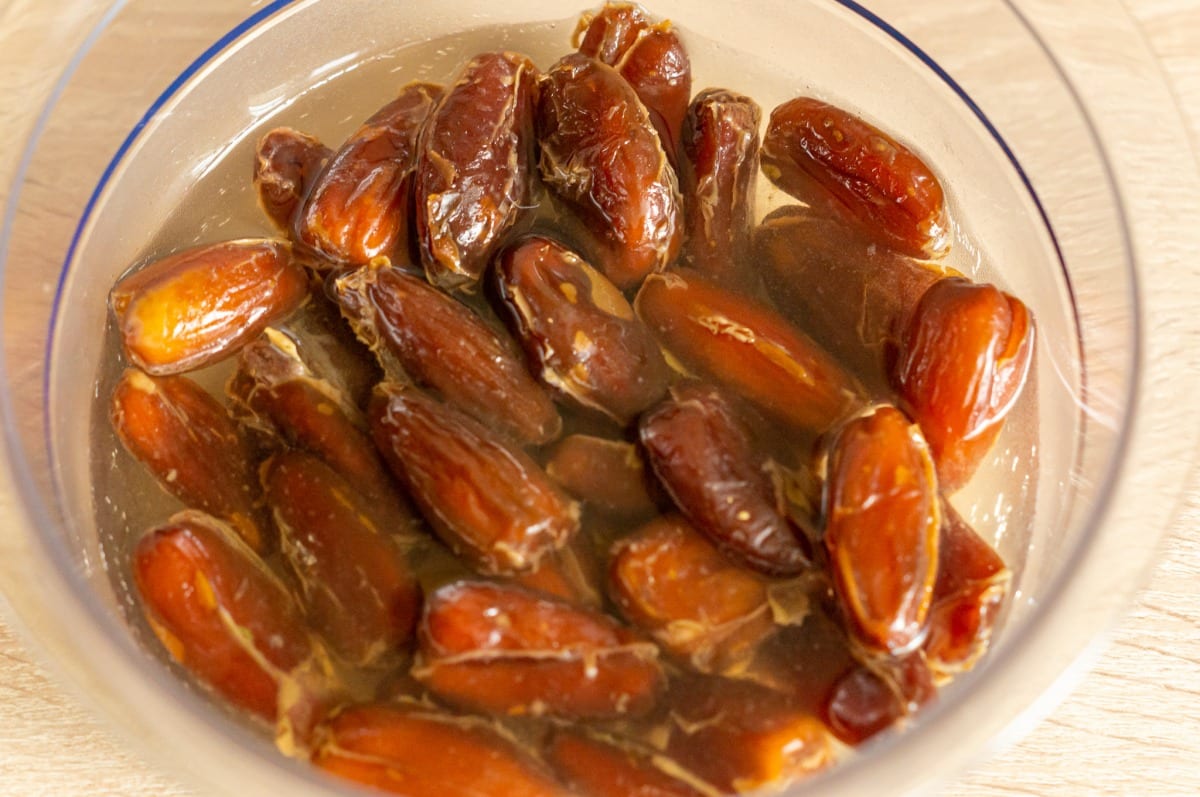 Der gesunde Dattel-Schoko-Aufstrich (Datella) aus dem Thermomix® 4 datteln einweichen