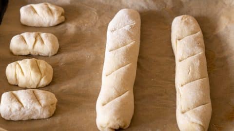 Baguettes oder Brötchen formen und einschneiden