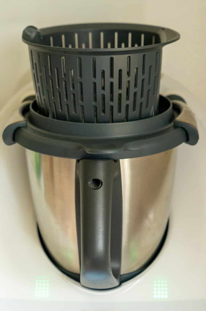 Rhabarber-Sirup Thermomix®: nach 8 Minuten abseihen 3 Einkochen mit Gareinsatz als Spritzschutz