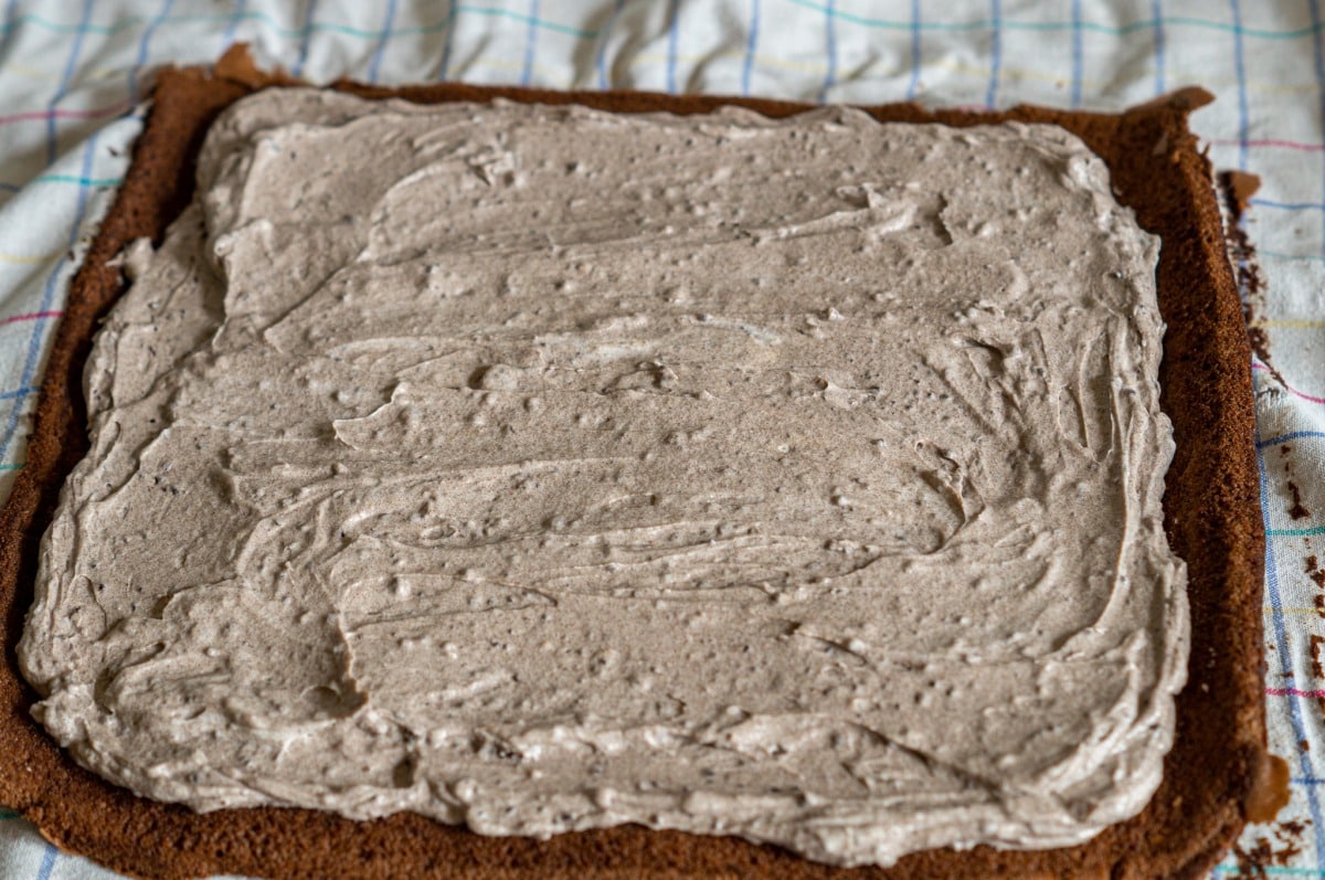 Oreo-Rolle Thermomix: warm rollen verhindert Risse 9 Füllung auf Teigrolle verteilen