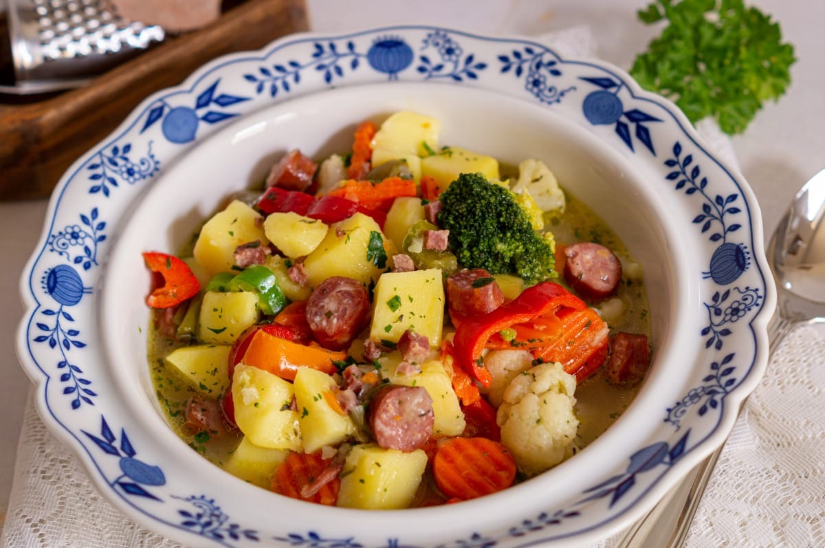 Gemüseeintopf mit Kartoffeln und Würstchen aus dem Thermomix®