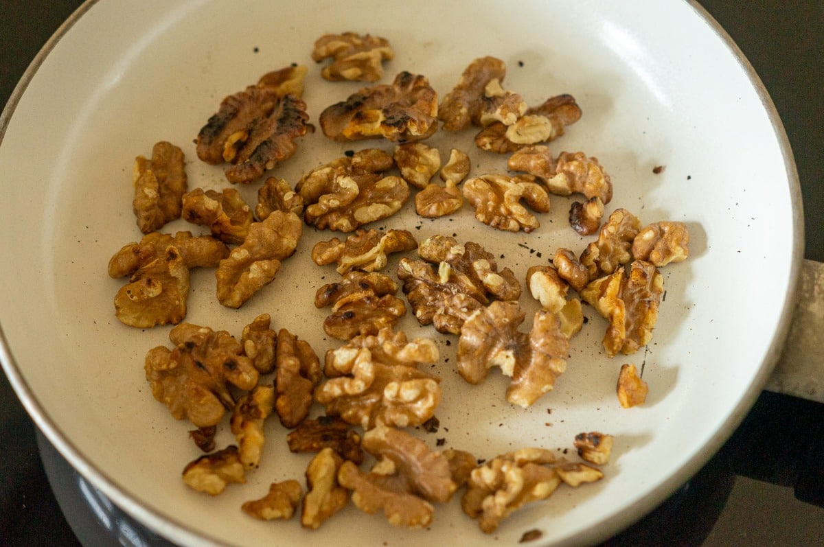 Der gesunde Dattel-Schoko-Aufstrich (Datella) aus dem Thermomix® 3 geroestette walnuesse