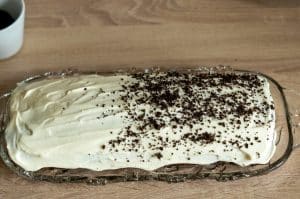 Oreo-Rolle mit Sahne bestreichen