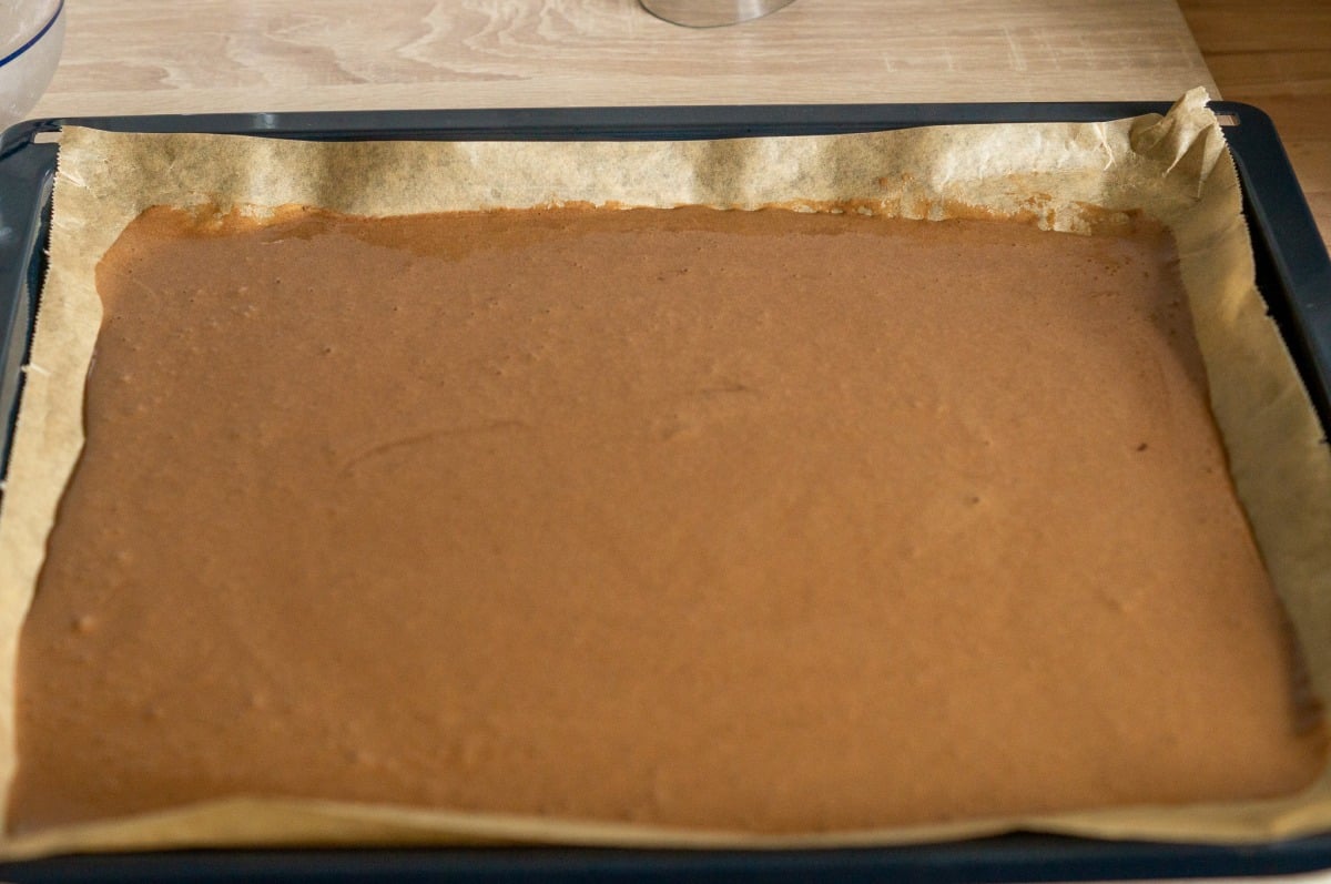 Oreo-Rolle Thermomix: warm rollen verhindert Risse 3 Schokoladenteig auf Backblech verteilen