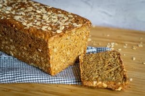 Selbstgebackenes Dinkel-Möhren-Brot