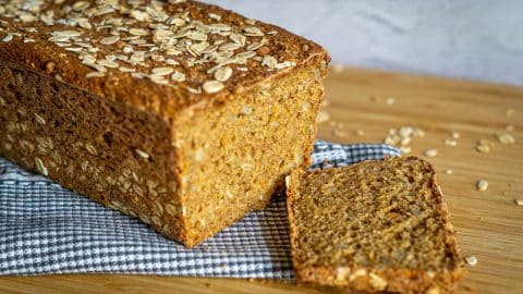 Selbstgebackenes Dinkel-Möhren-Brot