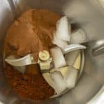 Backkakao, Kakaopulver und Eiswürfel im Thermomix zerkleinern