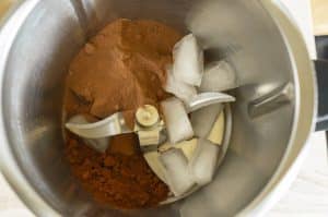 Backkakao, Kakaopulver und Eiswürfel im Thermomix zerkleinern
