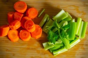 Karotten und Sellerie schneiden