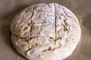 Kartoffelbrot auf Backblech formen