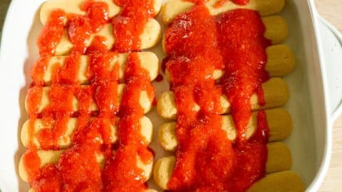 Löffelbiskuit mit Erdbeersauce