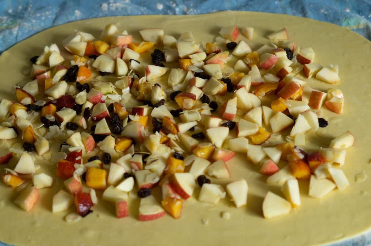 Strudelteig aus dem Thermomix® 5 strudelteig duenn ausrollen und belegen