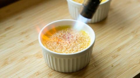 Crème brûlée flambieren um Zucker zu karamellisieren