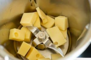 Käse zerkleinern im Thermomix Mixtopf