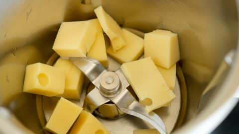 Käse zerkleinern im Thermomix Mixtopf