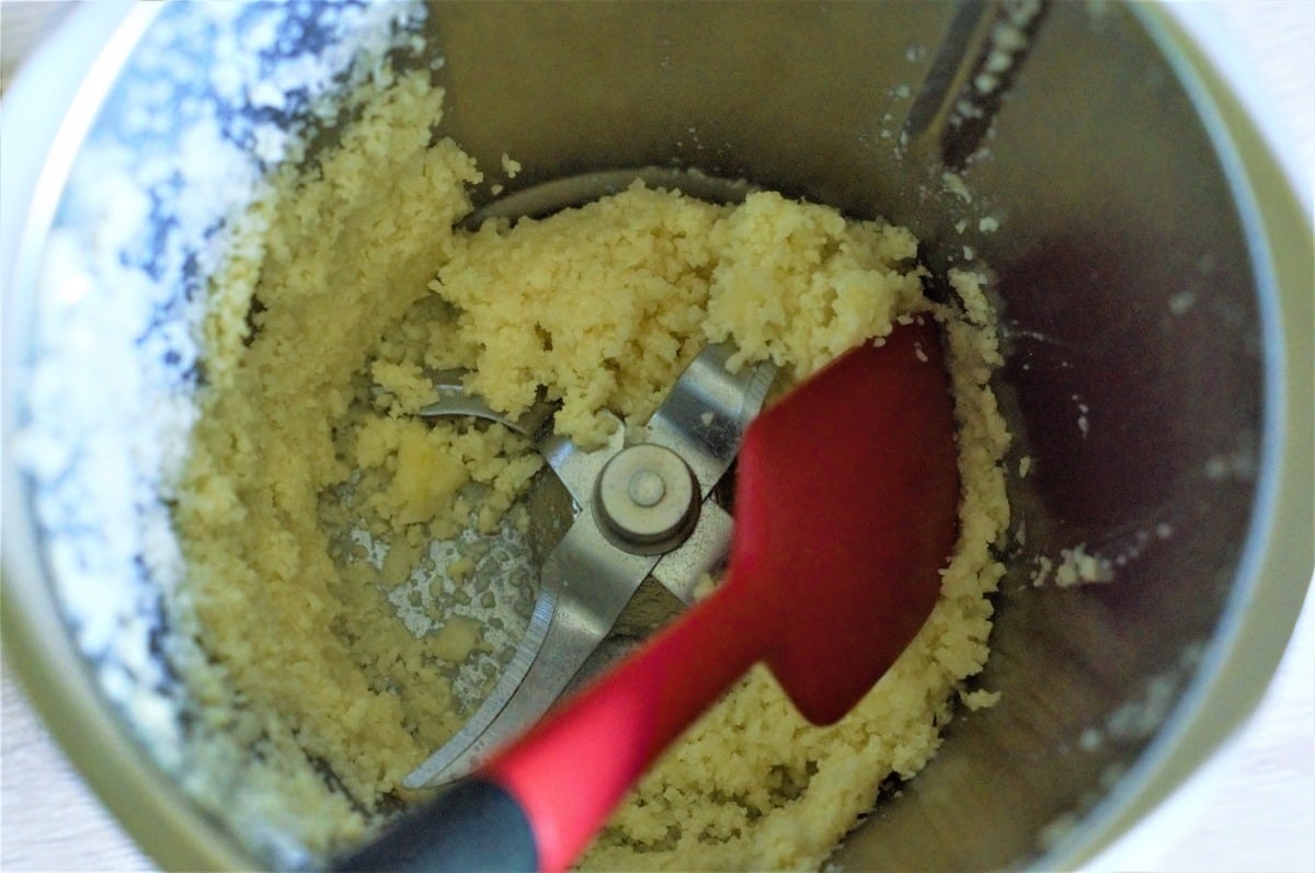 Curryrisotto mit Apfel aus dem Thermomix® 2 Parmesan und Apfel mit Zitronensaft zerkleinert