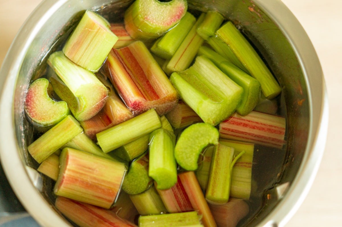 Rhabarber-Sirup Thermomix®: nach 8 Minuten abseihen 2 Geschnittener Rhabarber mit Wasser im Thermomix®